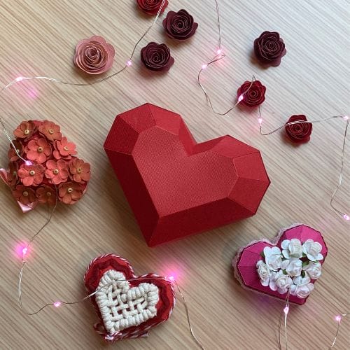 Caixa de coração feita com papel color plus, recortada na Cricut Maker, produzida pela nossa parceira Elaine Ribeiro