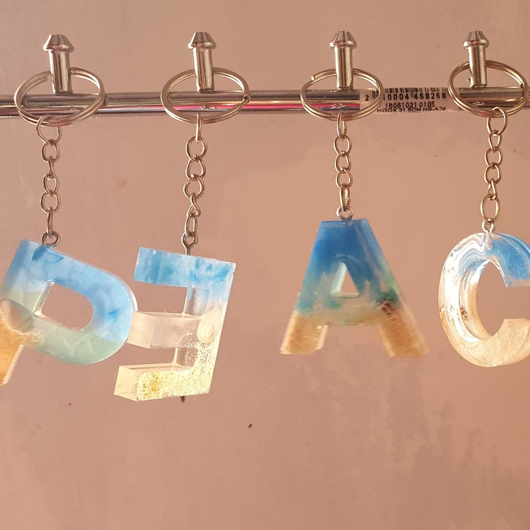 Como fazer e vender chaveiros com resina: Um guia passo a passo